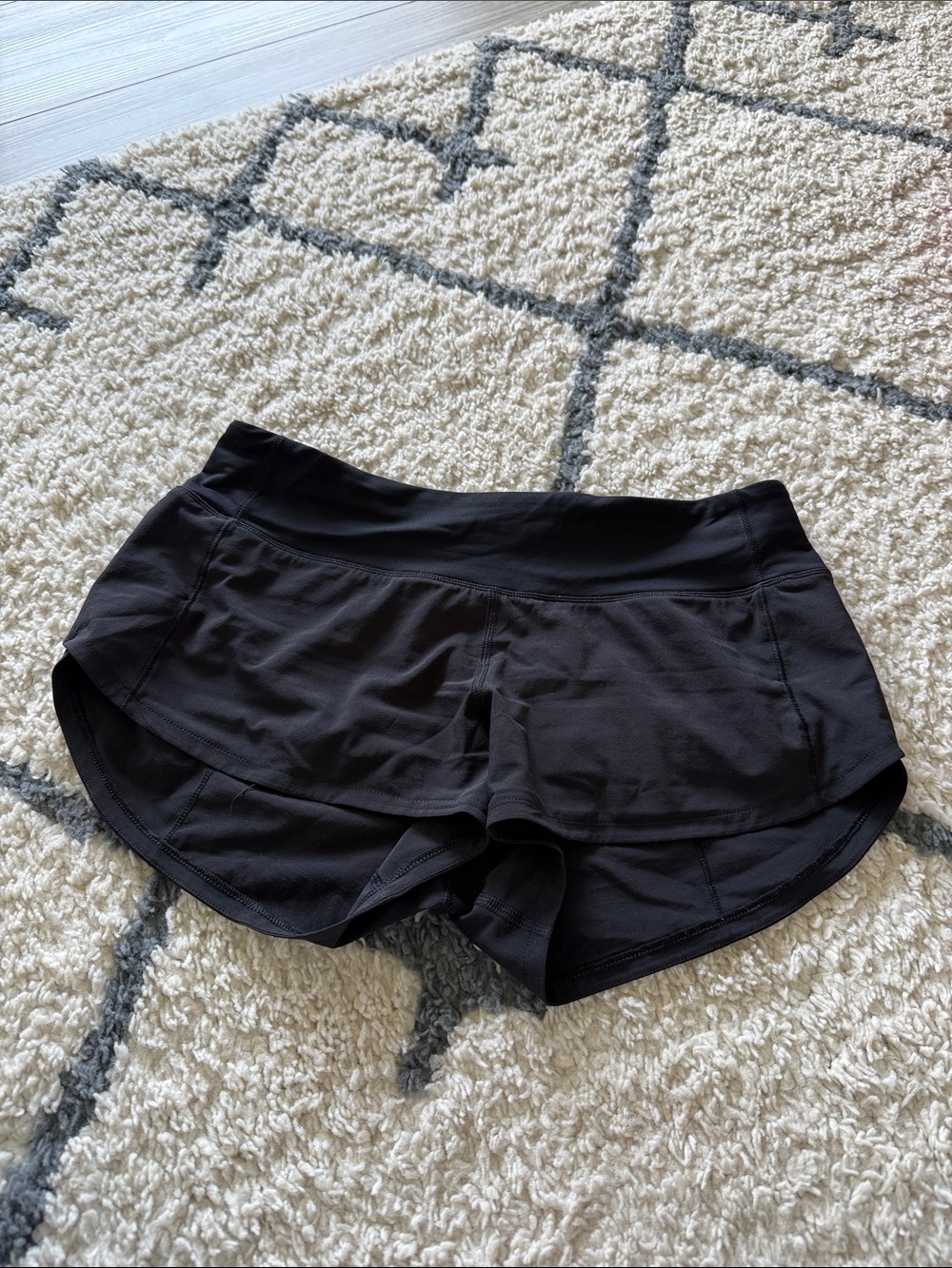 lululemon women’s Speed Up Low Rise shorts black 2.5 inch size 4
